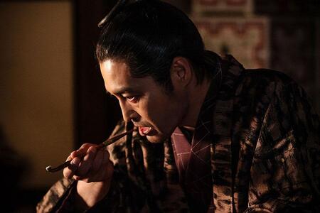 　『べらぼう～蔦重栄華乃夢噺～』第１６回より。煙草を吸う平賀源内（安田顕）（Ｃ）ＮＨＫ