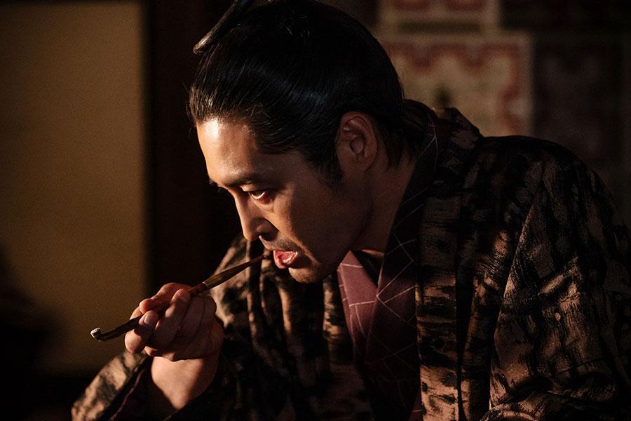 　『べらぼう～蔦重栄華乃夢噺～』第１６回より。煙草を吸う平賀源内（安田顕）（Ｃ）ＮＨＫ