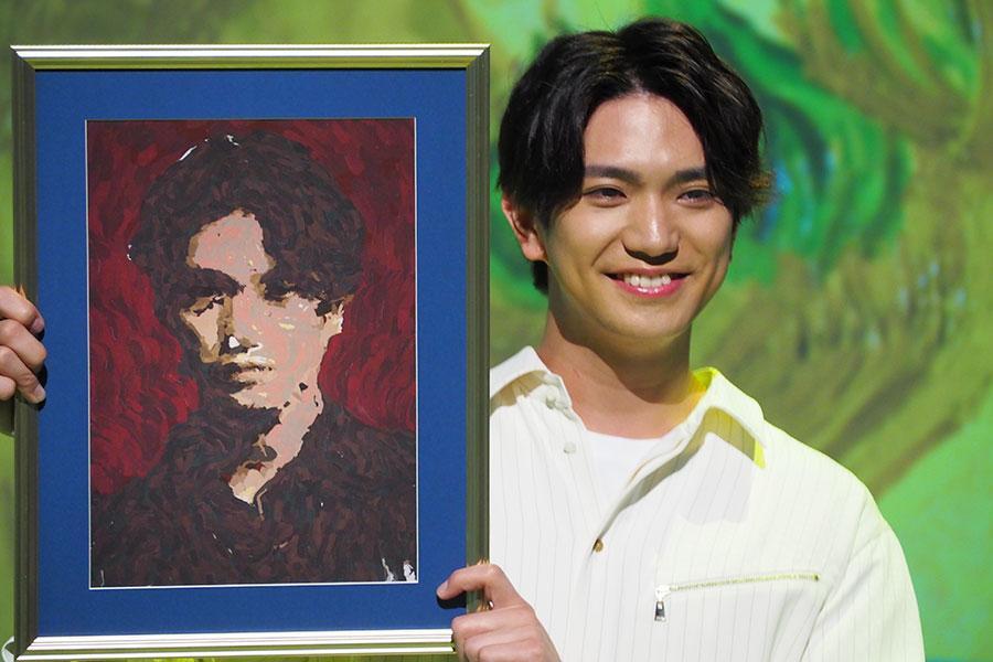 　「Ｉｍｍｅｒｓｉｖｅ Ｍｕｓｅｕｍ ＯＳＡＫＡ ２０２４」にて、ＡＩ肖像画を体験したＡぇ! ｇｒｏｕｐの正門良規（２０２４年撮影）