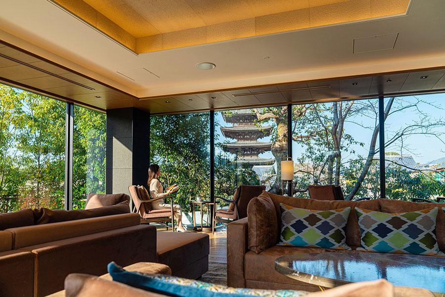 　「ザ・ホテル青龍 京都清水」の法観寺・八坂の塔を間近に望むゲストラウンジ