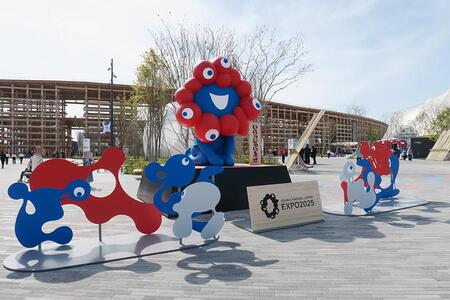 　『大阪・関西万博』東ゲート入場後すぐのミャクミャク像