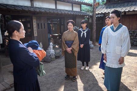 　『あんぱん』第２１回より。入寮するのぶを見送る朝田家の人々。写真左から、のぶ（今田美桜）、祖母・くら（浅田美代子）、妹・メイコ（原菜乃華）、妹・蘭子（河合優実）、母・羽多子（江口のりこ）（Ｃ）ＮＨＫ