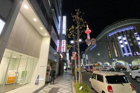 　ＪＲ京都駅すぐの場所にオープンした、カラオケチェーン「ジャンカラ」の複合型ビル「ＥＮＴＥＲＴＡＩＮＭＥＮＴ ＨＵＢ ＫＹＯＴＯ」