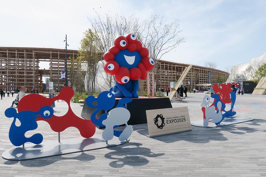　『大阪・関西万博』東ゲート入場後すぐのミャクミャク像