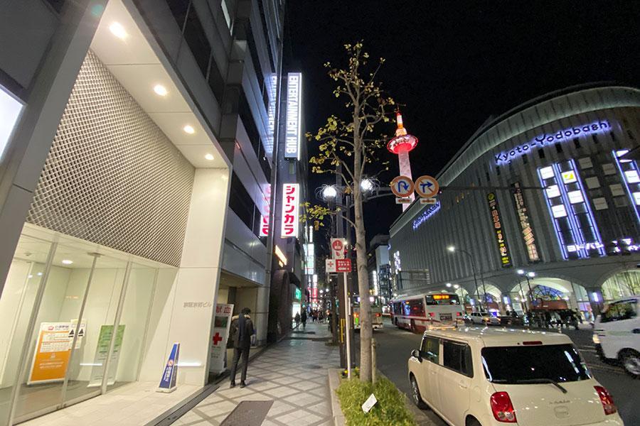 　ＪＲ京都駅すぐの場所にオープンした、カラオケチェーン「ジャンカラ」の複合型ビル「ＥＮＴＥＲＴＡＩＮＭＥＮＴ ＨＵＢ ＫＹＯＴＯ」