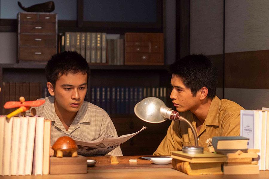 『あんぱん』第21回より。将来について語り合う嵩（写真左、北村匠海）と弟・千尋（写真右、中沢元紀）（C）NHK