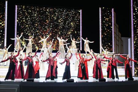 　宝塚ＯＧ総勢３１名が万博でもチームワークの良さを見せた（撮影４月２９日：大阪・関西万博）