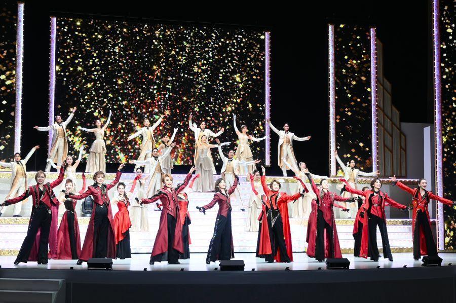 　宝塚ＯＧ総勢３１名が万博でもチームワークの良さを見せた（撮影４月２９日：大阪・関西万博）