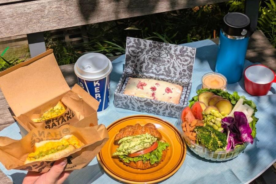 梅田の駅前でピクニック気分