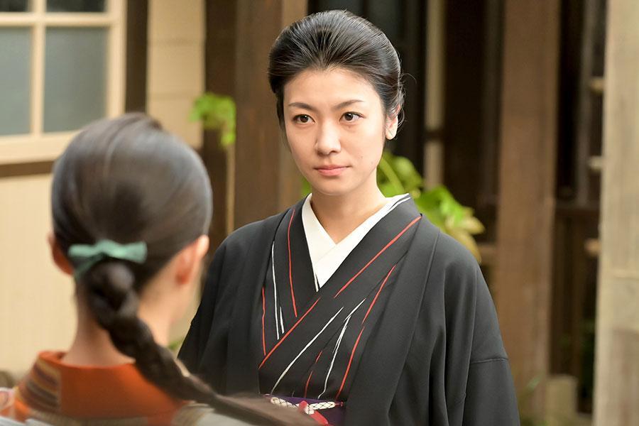 　『あんぱん』第２２回より。厳しく指導する教師・黒井（瀧内公美）（Ｃ）ＮＨＫ