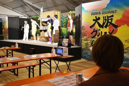 　飲食テント「宴ＵＴＡＧＥ」内のステージに立つ「よしもと新喜劇」（大阪市・４/２９）