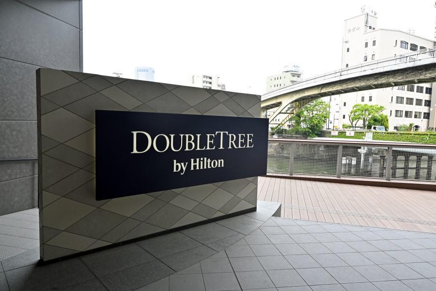 　「ダブルツリーｂｙ ヒルトン大阪城」川沿いにあるホテル入口
