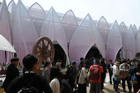 　インドパビリオンの入場整理券を求めて長蛇の列（撮影５月１日：大阪・関西万博）