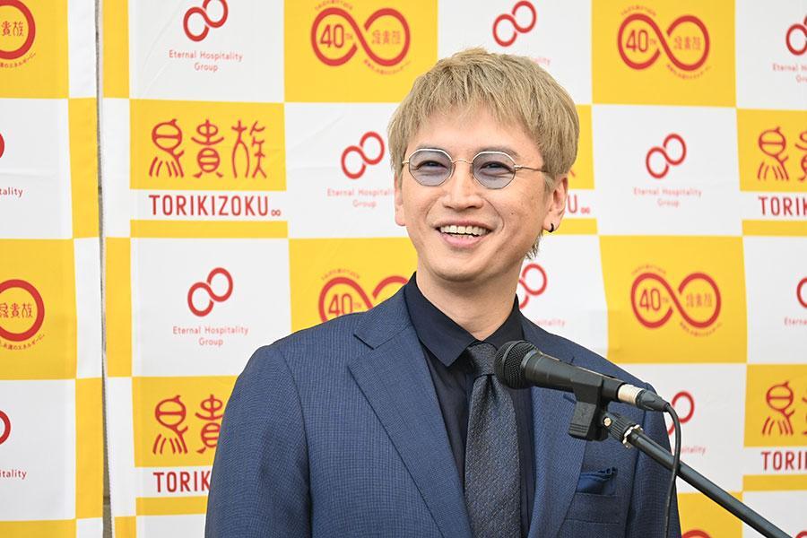 　「鳥貴族 俊徳店」のオープニングセレモニーで、来賓挨拶をおこなう大倉忠義（５月１日・大阪府東大阪市）