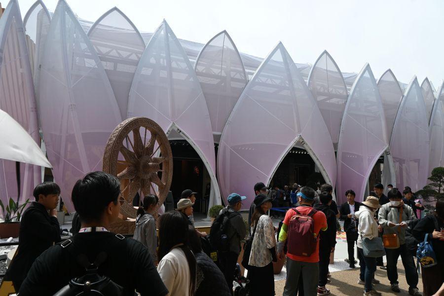 　インドパビリオンの入場整理券を求めて長蛇の列（撮影５月１日：大阪・関西万博）