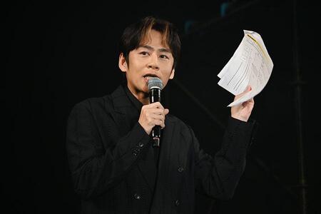 『大阪コミコン2025』のオープニングセレモニーにて、MCを務める中丸雄一（５月２日・大阪市内）