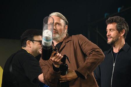 バズーカ砲を撃ち、満足げなマッツ・ミケルセン