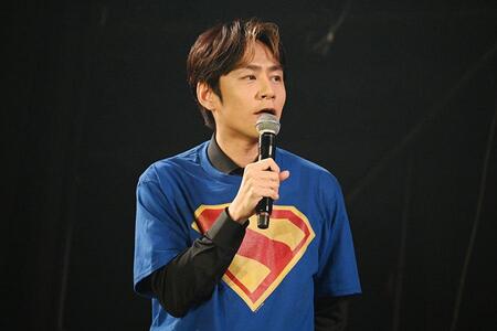 『大阪コミコン２０２５』の映画『スーパーマン』公開記念ステージにて、スーパーマンについて話す中丸雄一（５月２日・大阪市内）