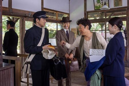 『あんぱん』第２５回より。嵩にあんぱんを渡すパン職人・草吉。写真左から、嵩（北村匠海）、伯父・寛（竹野内豊）、パン職人・草吉（阿部サダヲ）、のぶ（今田美桜）（Ｃ）ＮＨＫ