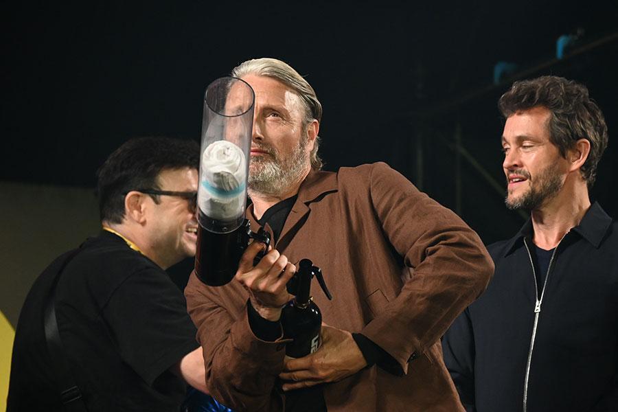 バズーカ砲を撃ち、満足げなマッツ・ミケルセン