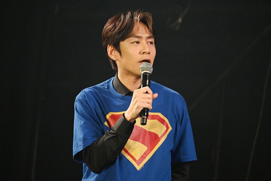 『大阪コミコン２０２５』の映画『スーパーマン』公開記念ステージにて、スーパーマンについて話す中丸雄一（５月２日・大阪市内）
