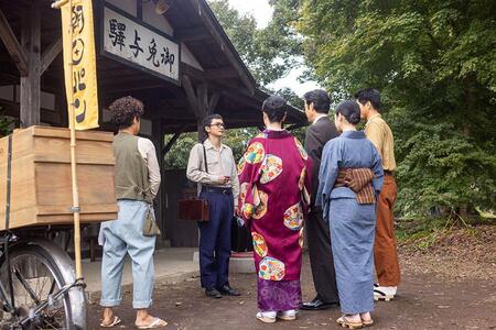 　『あんぱん』第２６回より。御免与町を旅立つ嵩（写真中央、北村匠海）と、見送る柳井家の人びと（Ｃ）ＮＨＫ