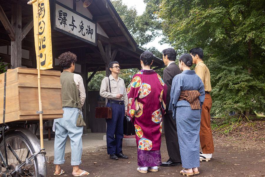 　『あんぱん』第２６回より。御免与町を旅立つ嵩（写真中央、北村匠海）と、見送る柳井家の人びと（Ｃ）ＮＨＫ