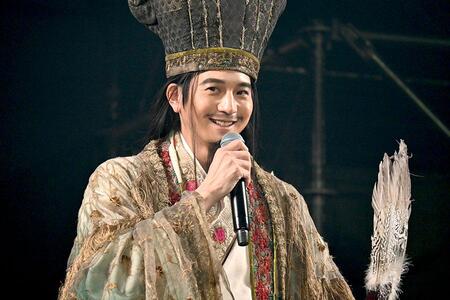 　『大阪コミコン２０２５』の「パリピ孔明 ＴＨＥ ＭＯＶＩＥ」ステージに登場した、孔明役の向井理（５月４日・大阪市内）