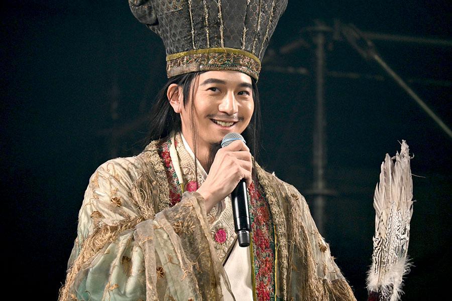 　『大阪コミコン２０２５』の「パリピ孔明 ＴＨＥ ＭＯＶＩＥ」ステージに登場した、孔明役の向井理（５月４日・大阪市内）