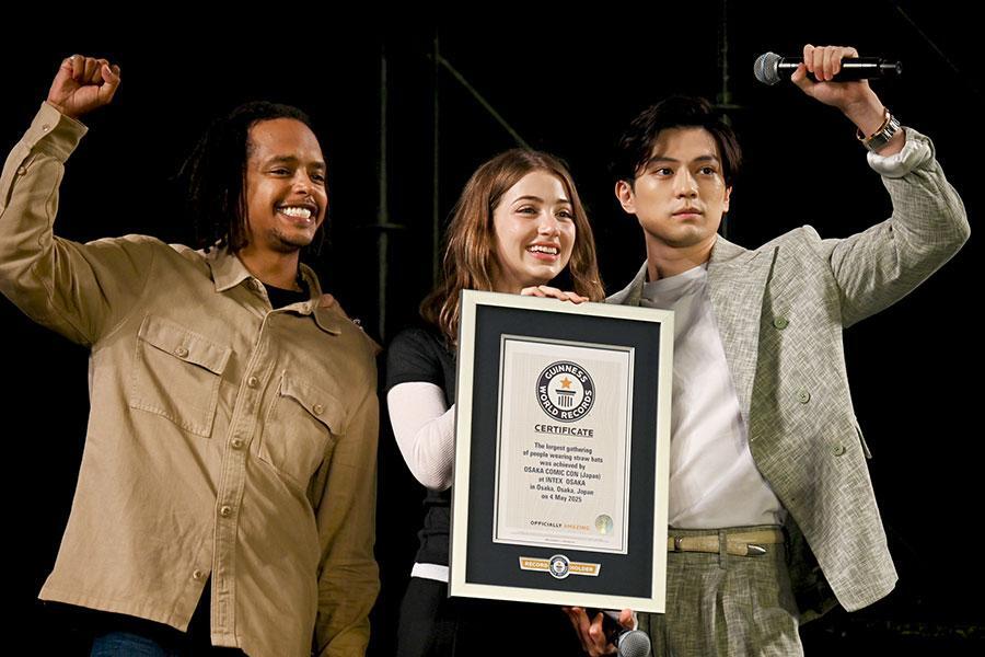 　『大阪コミコン２０２５』にて、麦わら帽子を被る人数のギネス記録を達成（左からジェイコブ、エミリー、真剣佑）（５月４日・大阪市内）