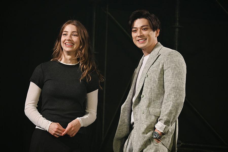 　『大阪コミコン２０２５』に登場したエミリー・ラッド（左）、新田真剣佑（５月４日・大阪市内）