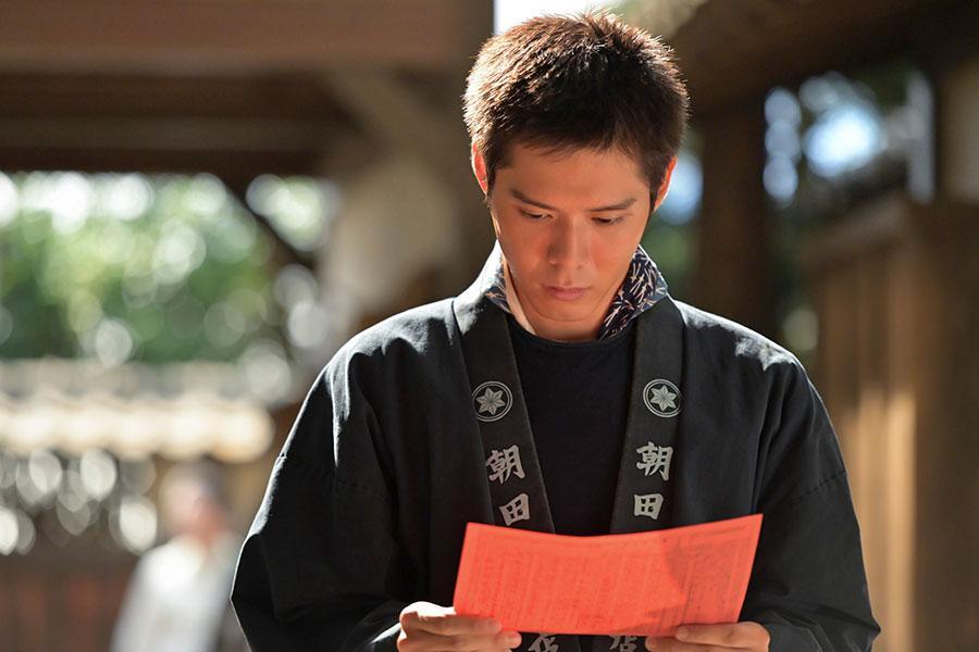 『あんぱん』第27回より。召集令状を受け取る豪（細田佳央太）（C）NHK