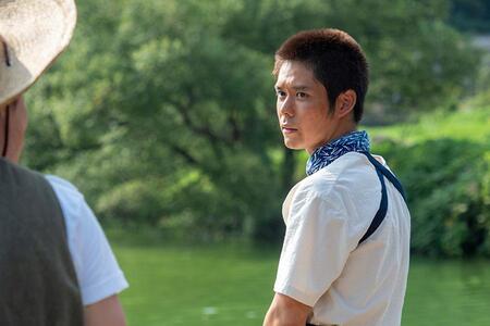 　『あんぱん』第２８回より。ヤムおんちゃんと話す豪（細田佳央太）（Ｃ）ＮＨＫ