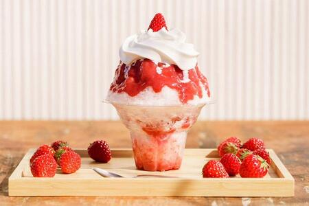 　「森木農園」のかき氷 紅ほっぺ エスプーマトッピング（１３５０円）