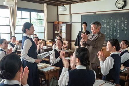 『あんぱん』第３０回より。学校で褒められるのぶ（写真左、今田美桜）（Ｃ）ＮＨＫ