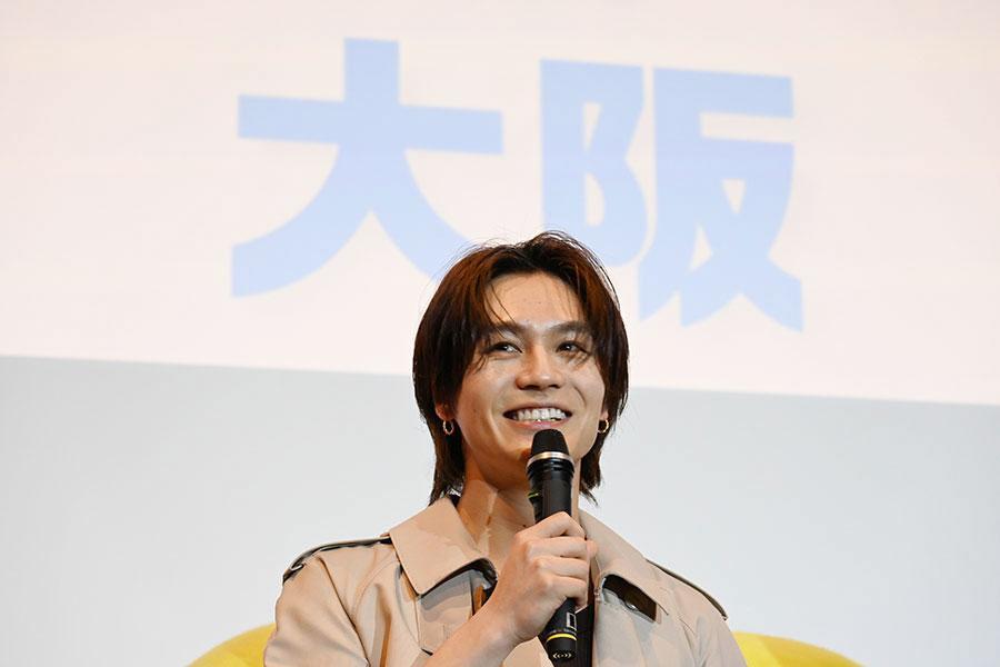 『たべっ子どうぶつ　ＴＨＥ　ＭＯＶＩＥ』の舞台挨拶に登場した松田元太。「なんでなん？」「ほんまですか？」「知らんなぁ」と、関西弁を続けて披露（５月１０日・大阪市内）