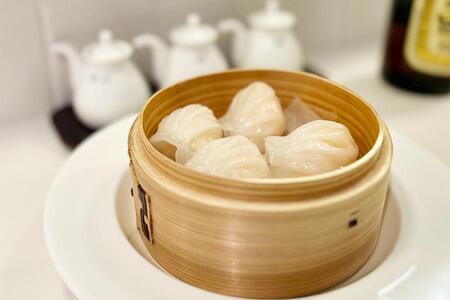 祇園で深夜３時まで営業する「齋光飯店」、写真は海老蒸し餃子４個５８０円