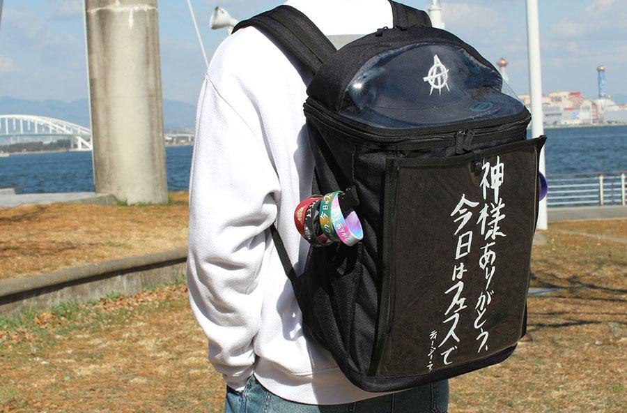 　フロントにTシャツを飾れる「推し活リュック」（９７９０円）。写真はブランドの定番「神様ありがとう、今日はフェスです。」シャツ