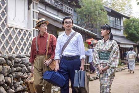 『あんぱん』第31回より。御免与町に帰省し、自宅へと帰る嵩。写真左から、同級生・健太郎（高橋文哉）、嵩（北村匠海）、のぶの妹・メイコ（原菜乃華）（C）NHK