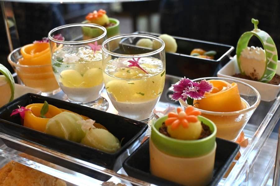 涼しげなスイーツが並ぶ「Mango and Melon Sweets Garden Afternoon Tea」