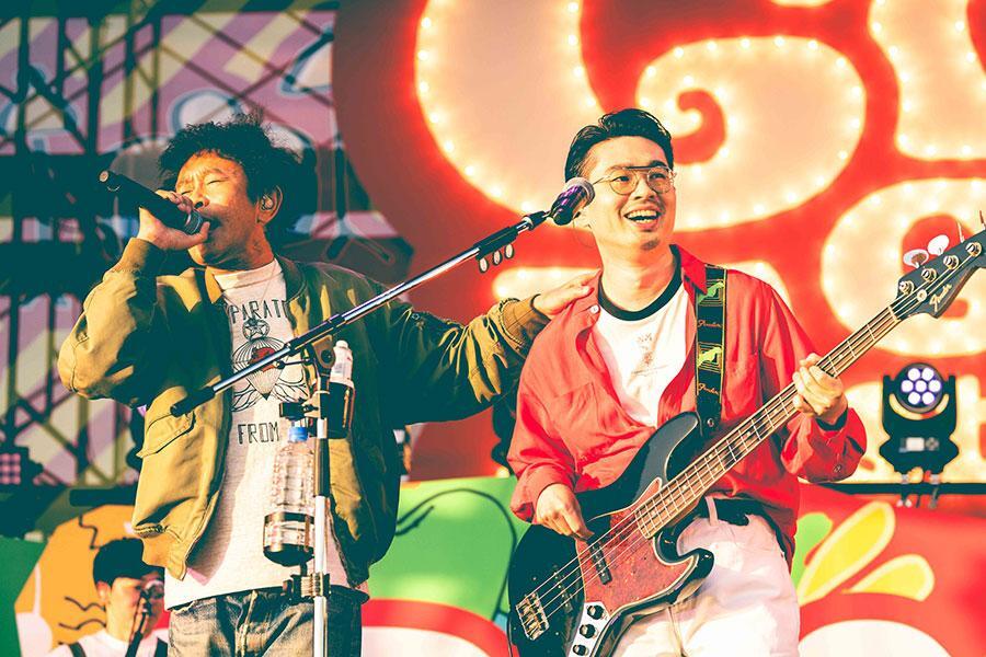 　『ごぶごぶフェスティバル２０２５』にて、浜田雅功（左）とハマ・オカモト（５月１０日・万博記念公園）撮影：渡邉一生