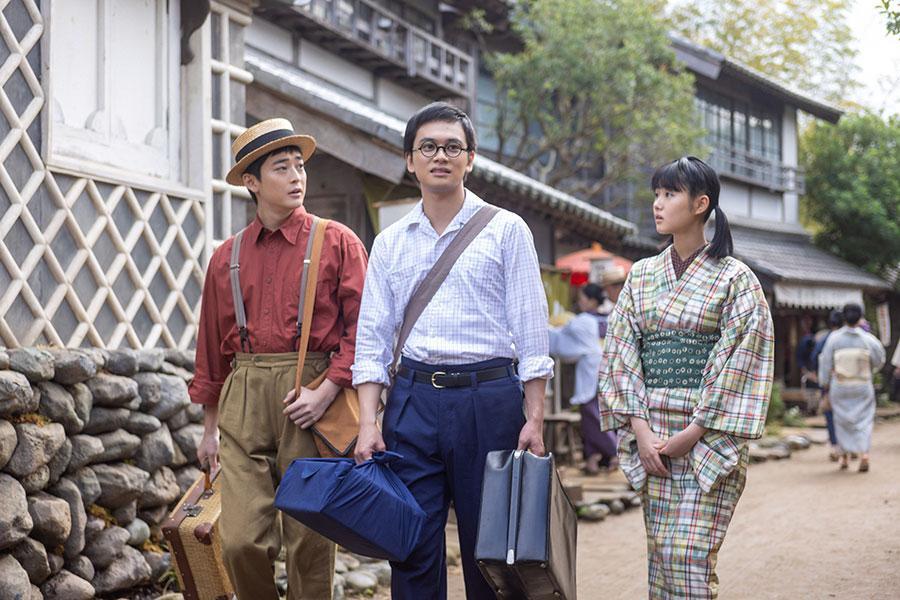 『あんぱん』第31回より。御免与町に帰省し、自宅へと帰る嵩。写真左から、同級生・健太郎（高橋文哉）、嵩（北村匠海）、のぶの妹・メイコ（原菜乃華）（C）NHK