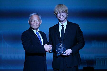 「韓国観光名誉広報大使」に任命された坂口健太郎（右）と大韓民国 文化体育観光部 長官のユ・インチョン氏（5月13日・大阪市内）