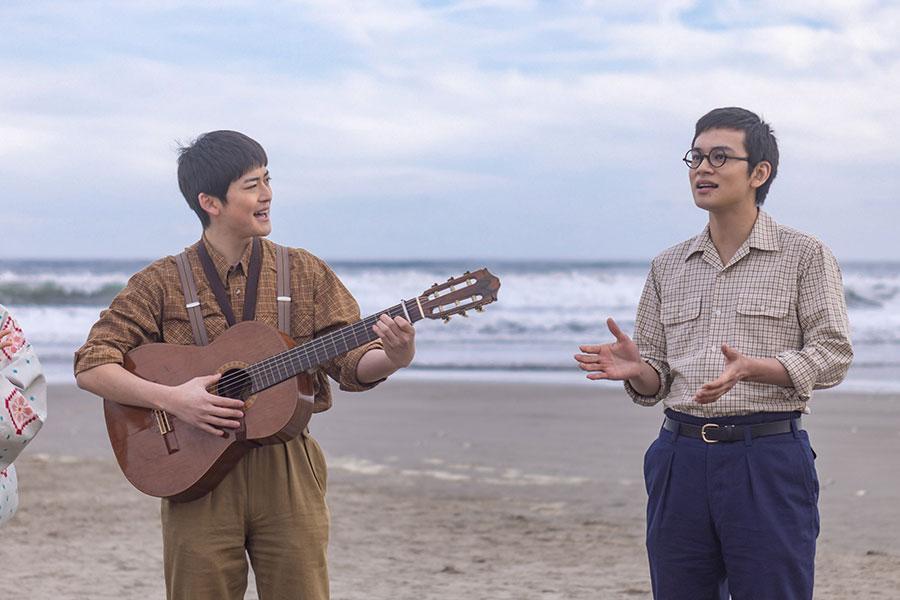 『あんぱん』第32回より。同級生・健太郎（写真左、高橋文哉）のギターに合わせて歌う嵩（写真右、北村匠海）（C）NHK