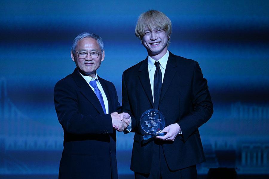 「韓国観光名誉広報大使」に任命された坂口健太郎（右）と大韓民国 文化体育観光部 長官のユ・インチョン氏（5月13日・大阪市内）