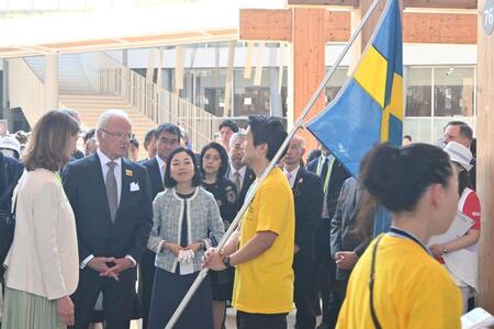 　カール１６世グスタフ スウェーデン国王陛下と彬子女王殿下がパレード参加者と交流（撮影５月１４日：大阪・関西万博）