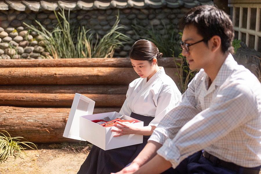 　『あんぱん』第３３回より。嵩（北村匠海）からもらったプレゼントを見て息をのむのぶ（今田美桜）（Ｃ）ＮＨＫ