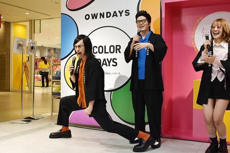 　お馴染みポーズとともに「俺たちがＯＷＮＤＡＹＳ１日店長だーッ！売り上げ目標達成するぞー！」と叫ぶ福本（５月１５日・大阪市内）