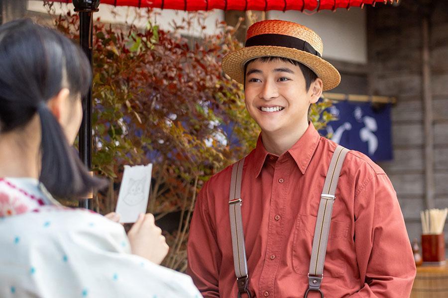 　『あんぱん』第３４回より。のらくろの絵を描いて手渡す、嵩の同級生・健太郎（高橋文哉）（Ｃ）ＮＨＫ