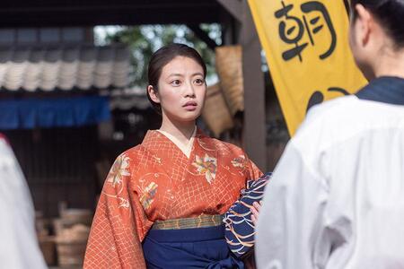 　『あんぱん』第３６回より。朝田パンの店先で話すのぶ（今田美桜）（Ｃ）ＮＨＫ